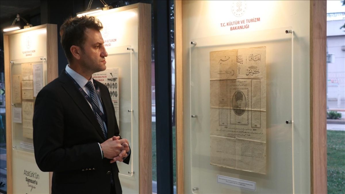 Atatürk’ün Samsun’a gelişini aynı başlıkla duyurun beş gazetenin nüshası sergileniyor