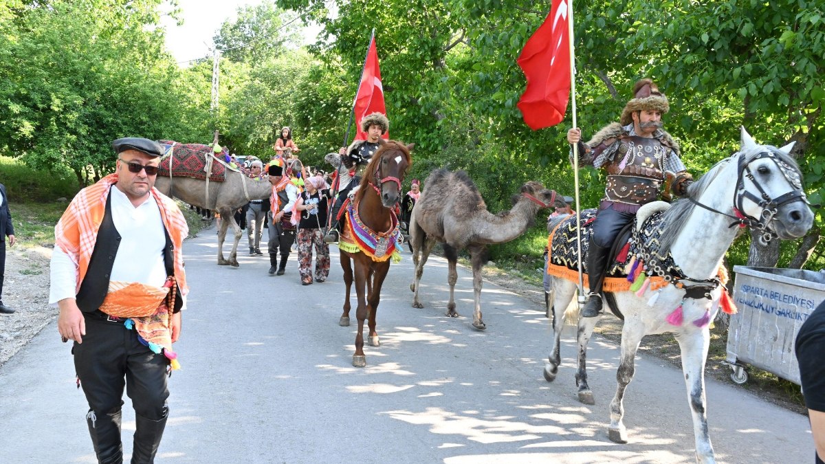 Isparta’da 400 yıllık gelenek: Kurbanlar dualarla mahalleye indirildi