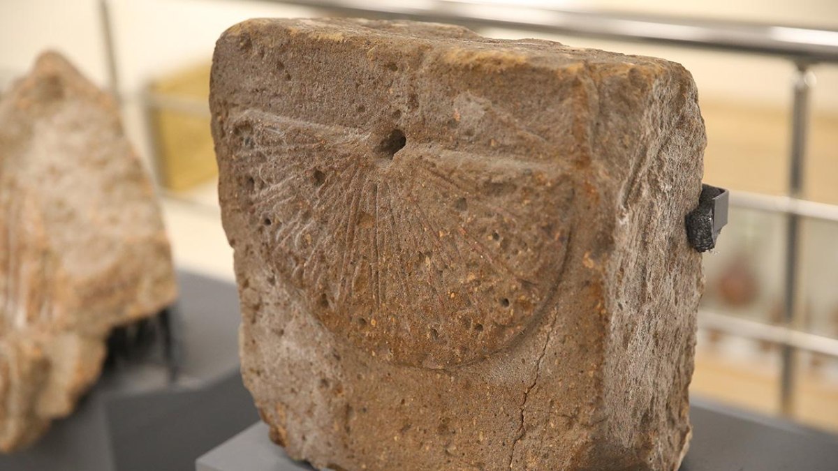 Kars’ta kazılarda bulunan yaklaşık 1000 yıllık güneş saati görücüye çıktı