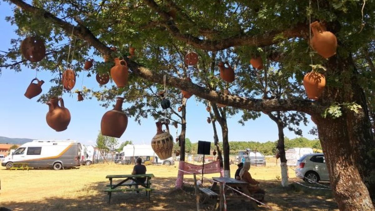 Bilecik’te çömlekler, dallarda çaputların yerini aldı