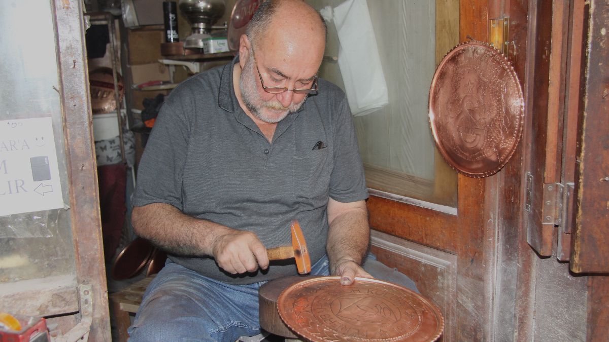 Gaziantepli bakır ustası, türküyle madene şekil veriyor