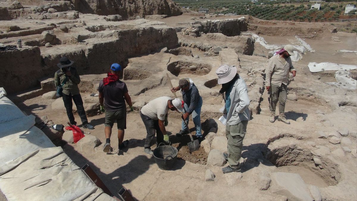 Kilis’teki Oylum Höyük’te, sıcak havaya rağmen kazı çalışmaları sürüyor